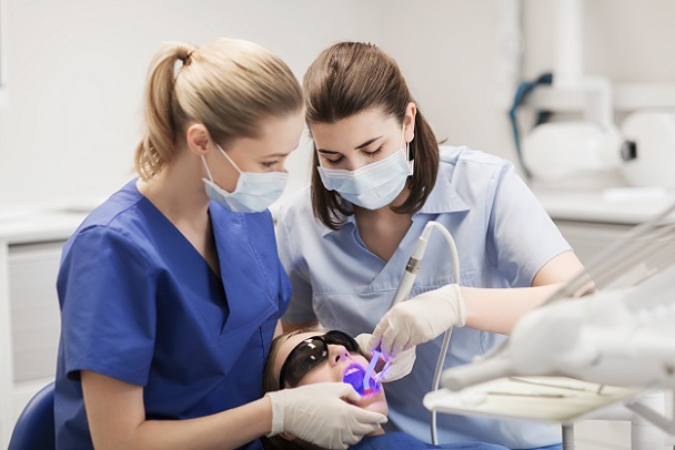 Es gibt zahlreiche Möglichkeiten, die Angst beim Zahnarztbesuch und vor der Untersuchung einzudämmen.