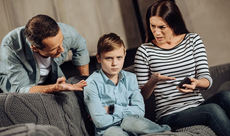 Bei einer autoritären Erziehung kann von <strong>sehr klaren hierarchischen Strukturen</strong> gesprochen werden.  ( Foto: Shutterstock- Dmytro Zinkevych )