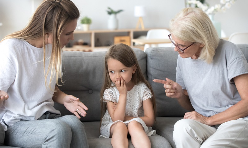 Die Regeln in einer autoritären Erziehung sollen den Kindern in erster Linie eine gewisse <strong>Sicherheit geben</strong> und ihnen zeigen, wie es in einer Gesellschaft zugeht.  ( Foto: Shutterstock-_fizkes )