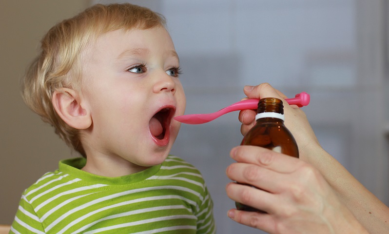 Medikamente für Kinder dürfen nicht nur einfach in geringerer Dosierung als für Erwachsene vergeben werden. ( Foto: Shutterstock- Greenland) 