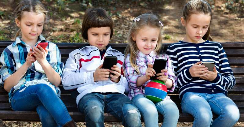 Kinder sind unterschiedlich, und während das eine schon reif genug ist für das eigene Handy, ist das bei einem anderen noch längst nicht soweit. ( Foto: Shutterstock  BearFotos )