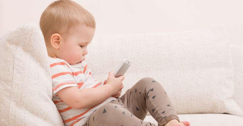 Genereller Tipp für Eltern: Am besten ist es, wenn das eigene Smartphone so lange wie möglich herausgezögert wird! ( Foto: Shutterstock  goodmoments)