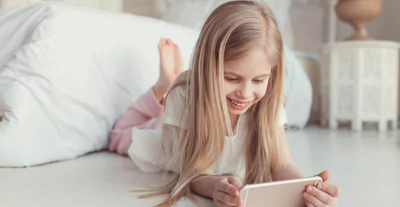 Sind Kinder ständig erreichbar, fühlen sie sich rasch kontrolliert. ( Foto:  Shutterstock  Julia Pleskachevskaia )