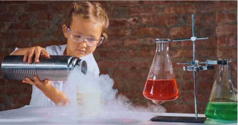 Die meisten Kinder lieben Experimente! Sie wollen die Dinge von Grund auf erforschen und suchen nach der perfekten Möglichkeit, den eigenen Entdeckergeist auszuleben. ( Lizenzdoku: Adobe Stock- alexeg84 )