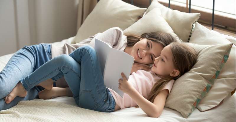 Auch Geschichten eignen sich hervorragend zur Entspannung für Ihr Kind. ( Foto: Shutterstock - fizkes )