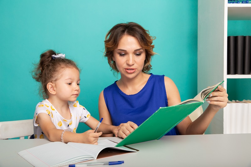 Nach der Ausbildung zur Erzieherin stehen viele Berufsfelder offen, für die alle mit der Ausbildung die nötigen Voraussetzungen geschaffen wurden. (Foto: Shutterstock- Burdun Iliya) 