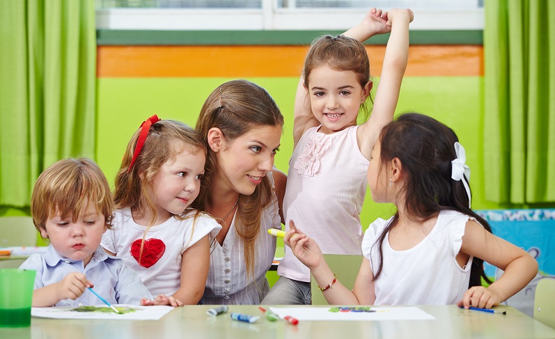 Die wichtigste Voraussetzung zur Ausbildung besteht darin, Kinder zu lieben und gern mit Menschen zu arbeiten. (Foto: Shutterstock- Robert Kneschke)