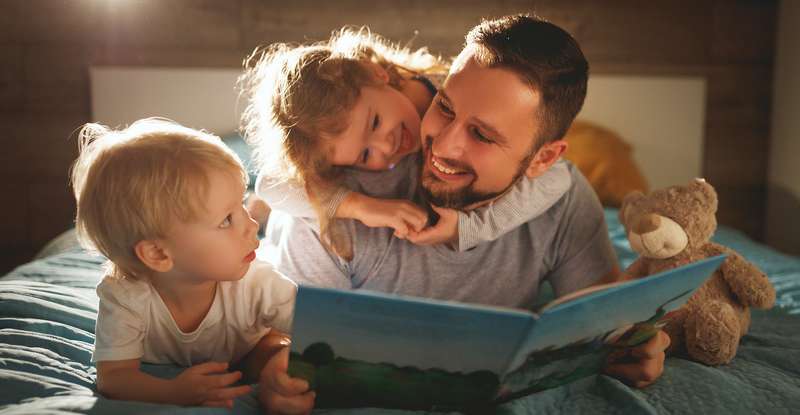 Gute-Nacht-Rituale können unterschiedlicher Natur sein, vom Vorlesen eines Buches, über das Singen eines Schlafliedes oder Aufziehen einer Spieluhr bis hin zu Kuscheln oder freien Erzählung einer Geschichte. ( Foto: Shutterstock - Yuganov Konstantin )