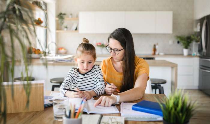 Viele Eltern interessieren sich nur für die Noten, die auf dem Zeugnis stehen oder bei einem Test erreicht werden. ( Foto: Adobe Stock - Halfpoint_)