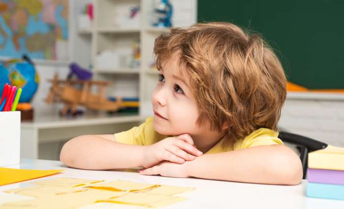 Eltern sollten ihren Kindern helfen, wenn sie Hilfe benötigen. ( Foto: Adobe Stock - Volodymyr )