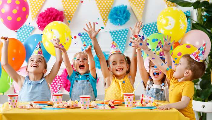 Natürlich können die Luftballons, die als Kindergeburtstag Deko verwendet werden sollen, einfach aufgepustet werden. ( Foto: Adobe Stock - JenkoAtaman )