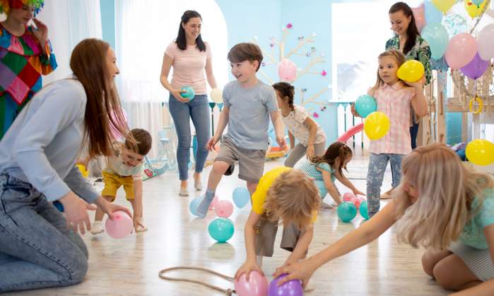 Mit Luftballons lassen sich herrliche Spiele machen. ( Foto: Adobe Stock - Oksana Kuzmina )