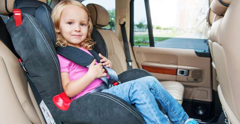 Bis einer Körpergröße von 150 cm brauchen Kinder in Deutschland laut Gesetz im Auto einen geeigneten Kindersitz oder eine Sitzerhöhung. ( Foto: Shutterstock - BlueSkyImage )
