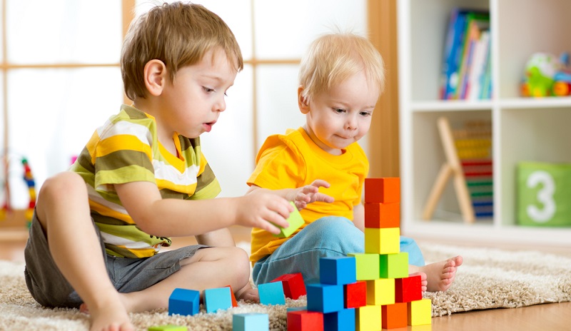 Zur Einrichtung des Kinderspielzimmers gehören nicht nur die Möbel, sondern auch das Spielzeug. Setzen Sie auf passende Spielzeuge, die sich am Alter und an den Interessen des Kindes orientieren.