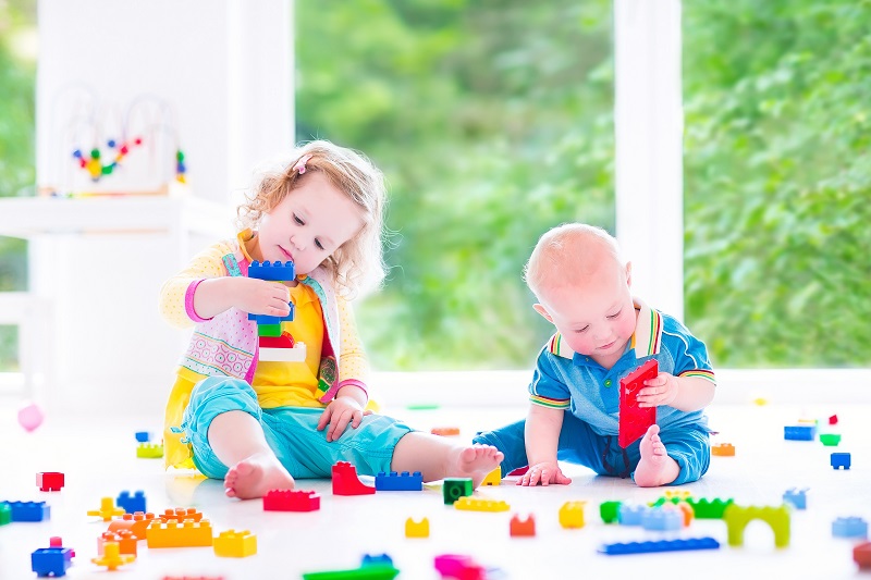 Gerade, wenn das Konstruktionsspielzeug nicht mehr neu ist und beispielsweise gebraucht erworben wurde, sollte eine Grundreinigung anstehen, bevor die Kids damit spielen. (#03)