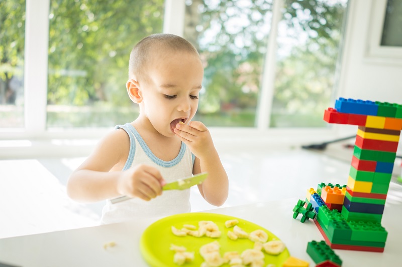 In den kleinen Ecken, den schmalen Kanten und den vielen Winkeln tummeln sich schnell Rückstände von Essen und Co. Gerade Kids, die alles Mögliche mit den Händen und dem Mund erforschen, sind da gefährdest. (#02)