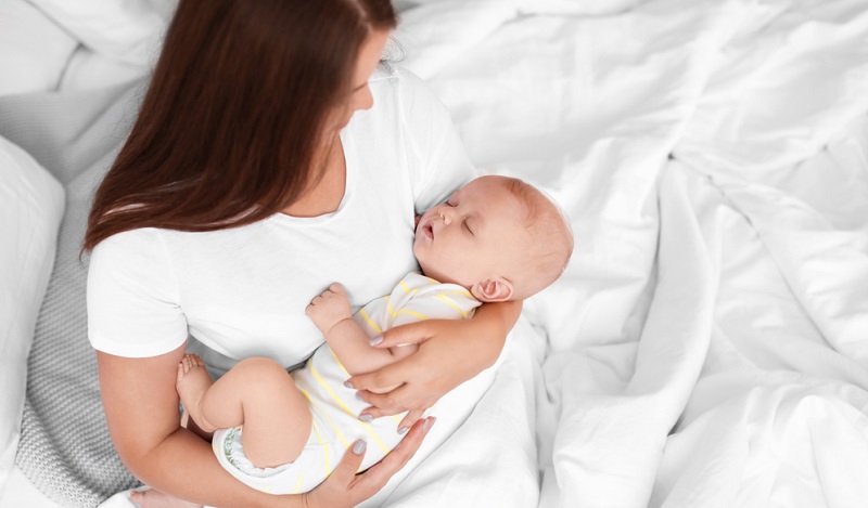 Kurz nach der Geburt hilft die bereits aus dem Mutterleib vertraute Stimme dabei, den Stress für das Neugeborene zu reduzieren, das sich aufgrund der eingeschränkten Sehfähigkeit in der ersten Zeit ansonsten kaum orientieren kann.