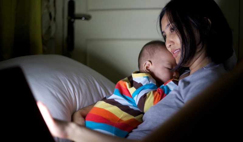 Im Zeitalter elektronischer Hilfsmittel wie Tablets, Computer und Smartphone scheint es einfach zu sein, dem Kind eine adäquate Einschlafhilfe zu verschaffen. 