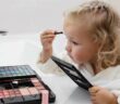 Schminken für Anfänger: Die ersten Schritte in Richtung Make-up für Jugendliche ( Foto: Adobe Stock - ninelutsk )