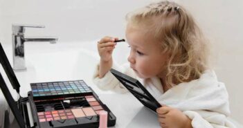 Schminken für Anfänger: Die ersten Schritte in Richtung Make-up für Jugendliche ( Foto: Adobe Stock - ninelutsk )