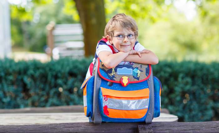 Das Kind muss seinen Schulranzen mehrmals pro Tag öffnen und schließen, daher sollten die Verschlüsse besonders stabil gebaut sein. ( Foto: Adobe Stock -  Irina Schmidt )