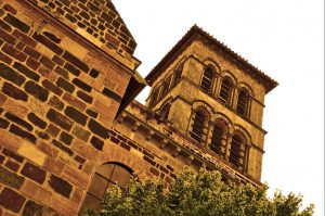 Eine der besonderen Sehenswürdigkeiten der Auvergne findet sich in Brioude. Es ist die Basilika Saint-Julien. (#1)