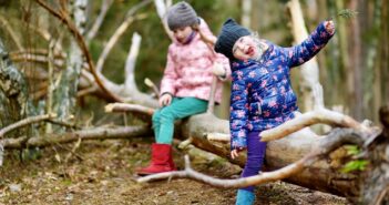 Sollten wir unsere Kinder überwachen? Vor- und Nachteile von Überwachungs-Apps Unbeschwertes spielen, ist das mit einer Überwachungsapp noch möglich?