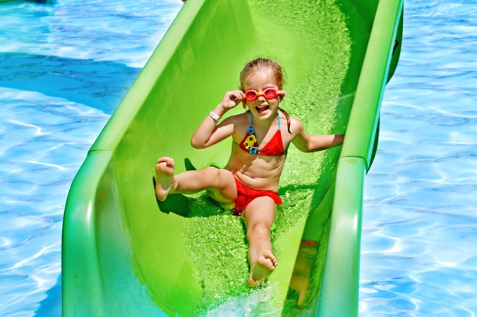 Waghalsige Rutschmanöver auf den Wasserrutschen machen nicht nur den Mädchen Spaß (#4)