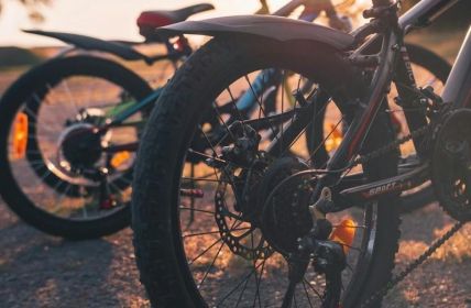 ARAG-Tipps: Sicher radeln mit Kindern vom ersten Üben an (Foto: ARAG SE)