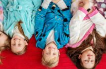 Der perfekte Bademantel für Kinder: treuer Begleiter auch in der Ferienzeit (Foto: AdobeStock - 659993602 Olha Tsiplyar)
