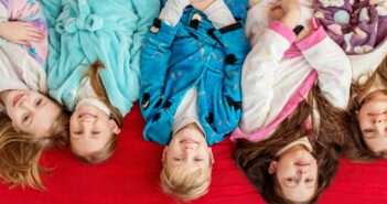 Der perfekte Bademantel für Kinder: treuer Begleiter auch in der Ferienzeit (Foto: AdobeStock - 659993602 Olha Tsiplyar)