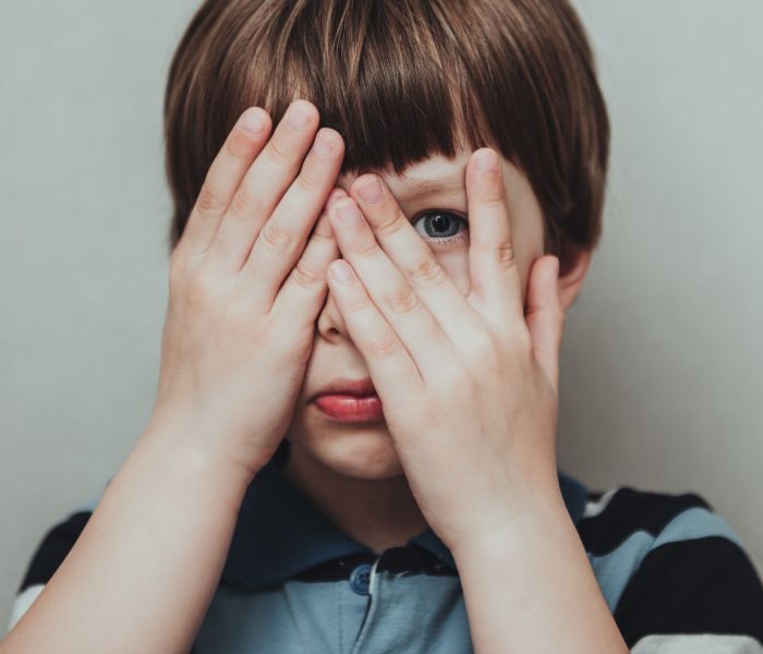 Es könnte sich um diese Erkrankung handeln, wenn die Augen des Kindes tieferliegen. (Foto: AdobeStock - irena_geo 429277152)
