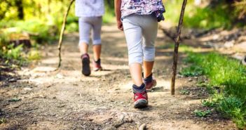 Familienfreizeit: Wandern mit Kindern als perfekte (Foto: AdobeStock - 172352157 _jure)