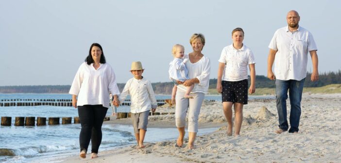 Familientreffen an der Ostsee: Gemeinsamkeit und Erholung am Meer (Foto: AdobeStock - 372491505 Jenny Sturm)