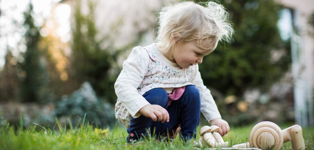 Holz-, Plastik- oder Stoffspielzeug? Wir erklären die Vor- und Nachteile für dein Kind (Foto: AdobeStock - Kristin Gründler - 337100903)