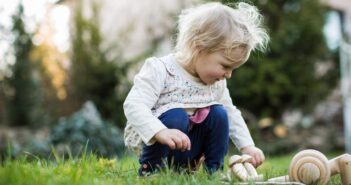 Holz-, Plastik- oder Stoffspielzeug? Wir erklären die Vor- und Nachteile für dein Kind (Foto: AdobeStock - Kristin Gründler - 337100903)