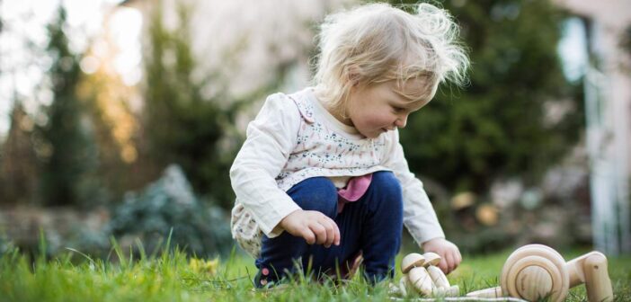 Holz-, Plastik- oder Stoffspielzeug? Wir erklären die Vor- und Nachteile für dein Kind (Foto: AdobeStock - Kristin Gründler - 337100903)