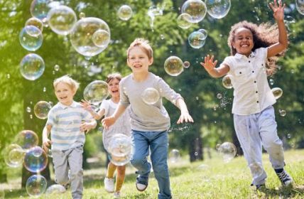 Kinder- und Jugendreisen fördern soziales Lernen und persönliche (Foto: AdobeStock - 200826934 Seventyfour)