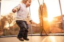 Kindertrampolin: Das Kindertrampolin hilft nicht nur beim Auspowern!