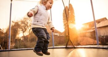 Kindertrampolin: Das Kindertrampolin hilft nicht nur beim Auspowern!