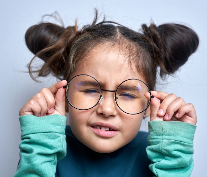 Kurzsichtigkeit bei S-M-S Kindern: Wann eine Brille notwendig ist (Foto: AdobeStock - amixstudio 549433424)