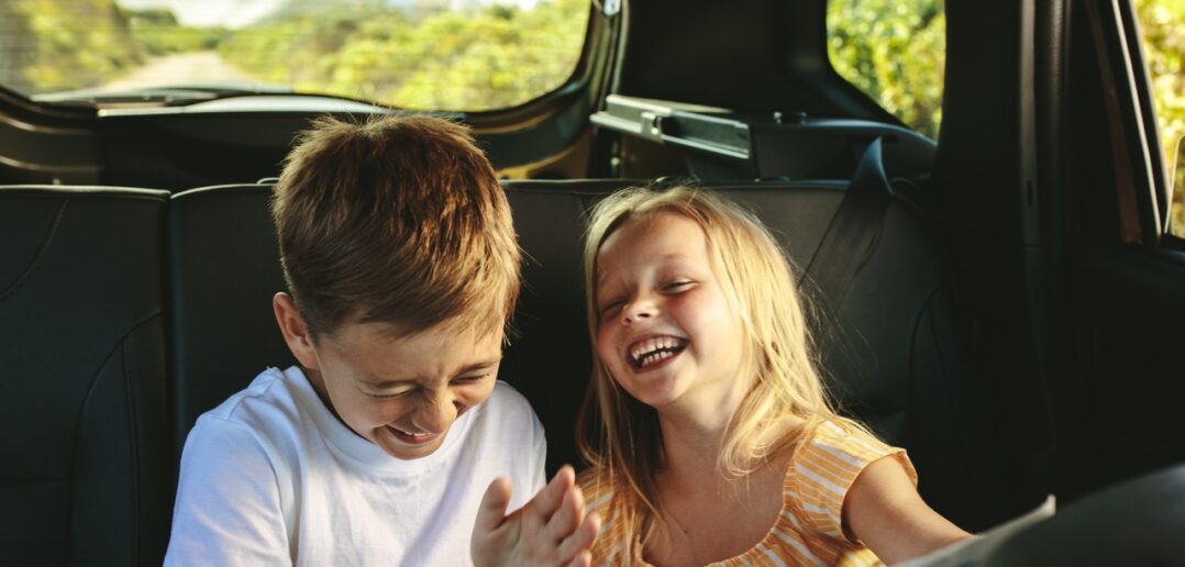Lange Autofahrten mit Kindern: So wird die Fahrt stressfrei für alle (Foto: AdobeStock - Jacob Lund - 369458084)