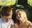 Lange Autofahrten mit Kindern: So wird die Fahrt stressfrei für alle (Foto: AdobeStock - Jacob Lund - 369458084)
