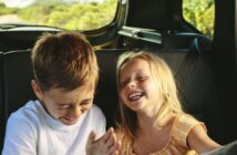 Lange Autofahrten mit Kindern: So wird die Fahrt stressfrei für alle (Foto: AdobeStock - Jacob Lund - 369458084)