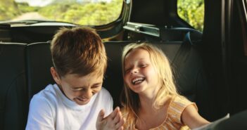Lange Autofahrten mit Kindern: So wird die Fahrt stressfrei für alle (Foto: AdobeStock - Jacob Lund - 369458084)