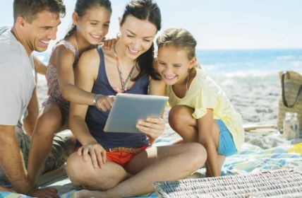 Literarischer Genuss für den Sommer: Vorlesen per App im (Foto: iStock Dan Dalton - Getty Images)