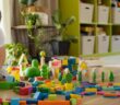 Montessori Spielzeug: Montessori Methode, Vorteile und worauf bei der Spielzeugwahl geachtet werden sollte (Foto: AdobeStock - 550194220 kostikovanata)