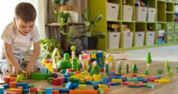 Montessori Spielzeug: Montessori Methode, Vorteile und worauf bei der Spielzeugwahl geachtet werden sollte (Foto: AdobeStock - 550194220 kostikovanata)