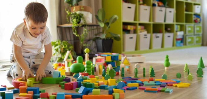 Montessori Spielzeug: Montessori Methode, Vorteile und worauf bei der Spielzeugwahl geachtet werden sollte (Foto: AdobeStock - 550194220 kostikovanata)