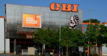 Eine typische Obi-Filiale im Herzen einer deutschen Stadt, die Familien anspricht (Foto: AdobeStock 959633764 Ulf)